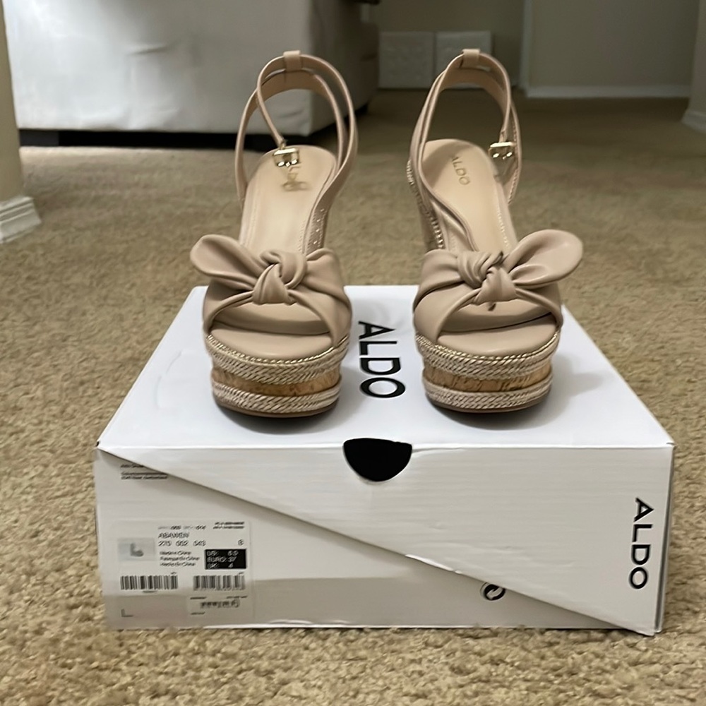 Aldo Abawen wedges in great used condition. Perfect natural color.